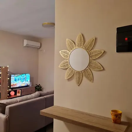 Sunflower Cozy Near Bllok Area Τίρανα